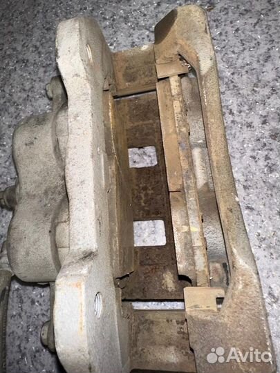 Суппорт передний левый Kia Carnival KA4 3.5 G6DT