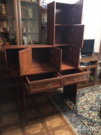 Рабочий стол с полкам