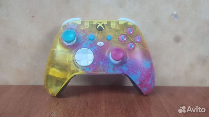 Геймпад в лимитированной раскраске 