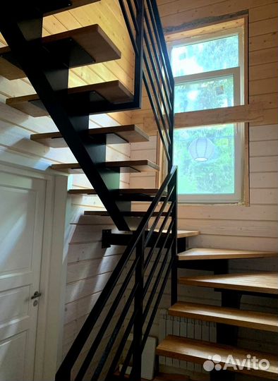 Лестница на металлокаркасе на 180 градусов