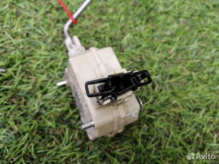 Активатор лючка бензобака Audi A4 B6 BDV 2004