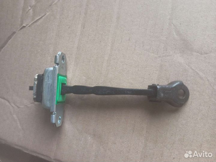 Ограничитель двери KIA RIO 4 левый передний