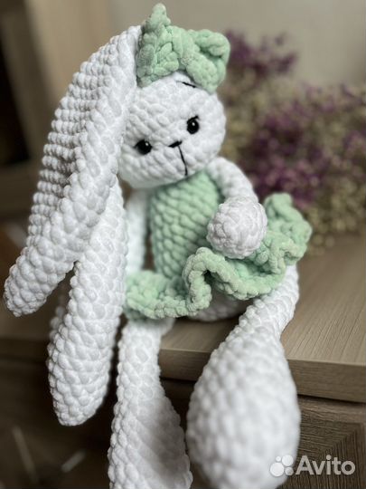Вязаный зайка амигурумми