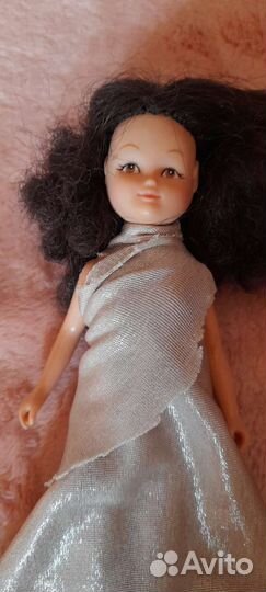Кукла, похожая на Памела Лав, небольшая