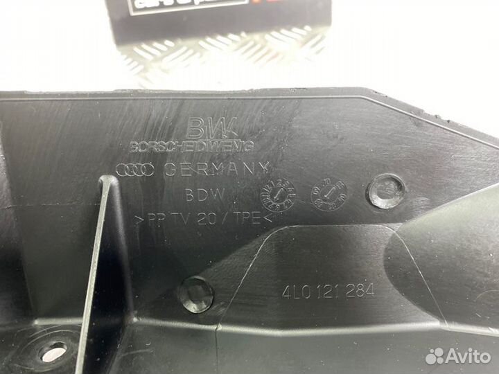 Воздуховод радиатора правый Audi Q7 4L 2008