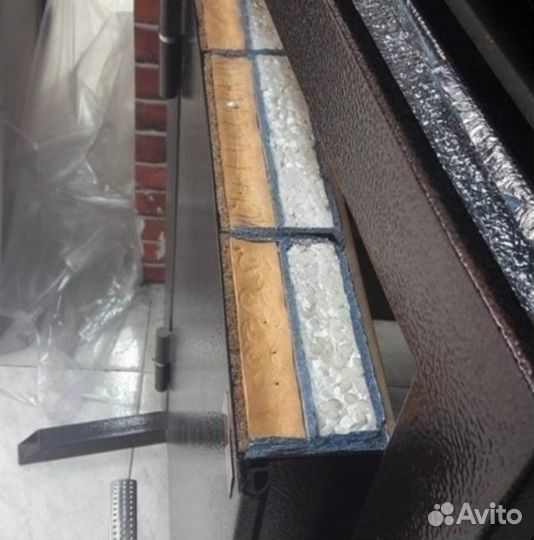 Железная входная дверь в помещение