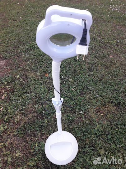 Лампа лупа на колёсиках