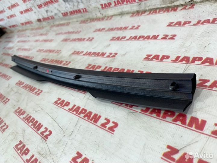 Уплотнитель крыла передний правый Toyota Land