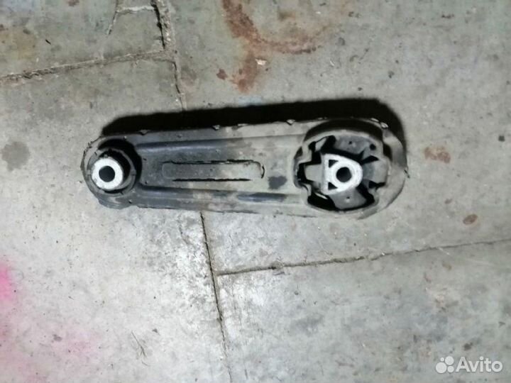 Опора двигателя задняя Renault Sandero