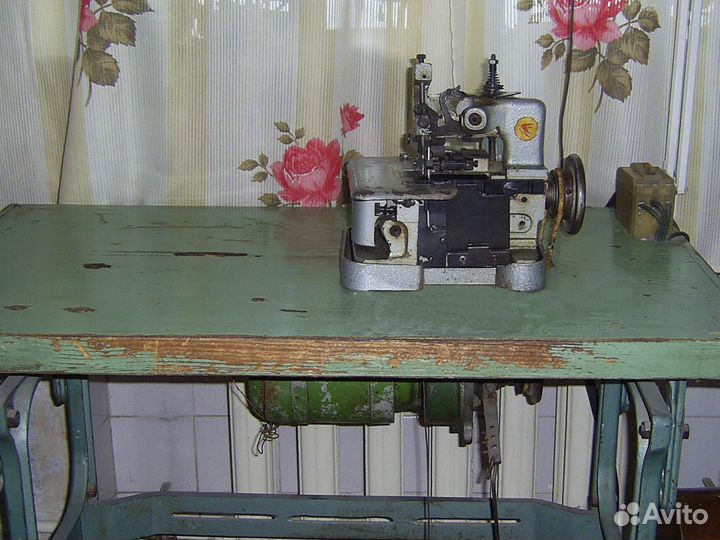 Оверлок промышленный 51 кл. со столом, СССР