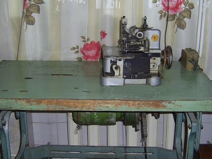 Оверлок промышленный 51 кл. со столом, СССР