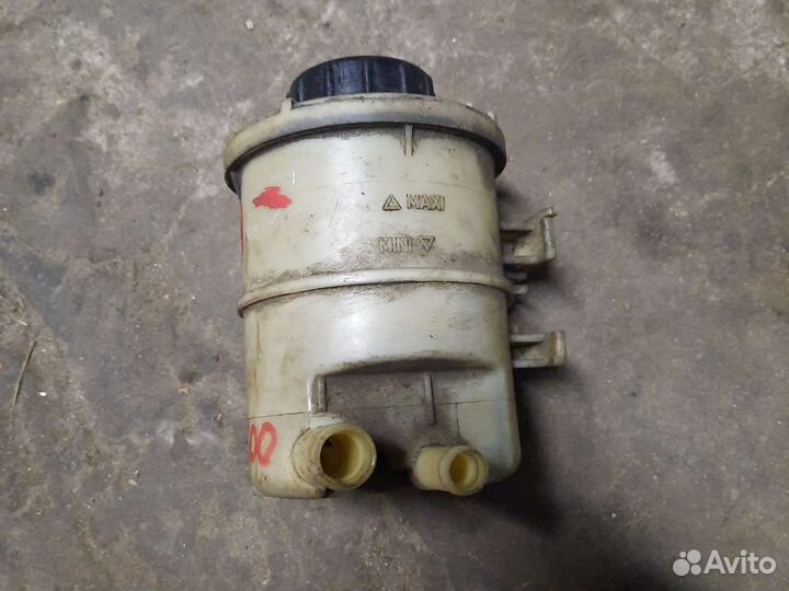 Бачок гура Renault logan