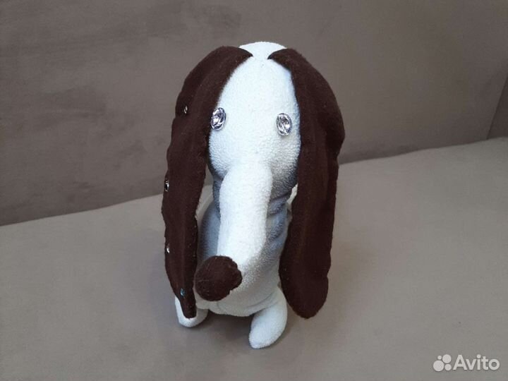 Такса мягкая игрушка с карманом для подарка