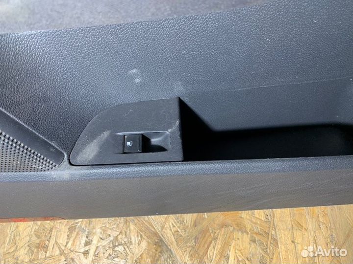 Обшивка боковой двери передняя левая Volkswagen