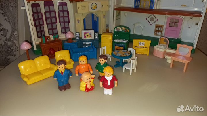 Кукольный домик с мебелью и куклами