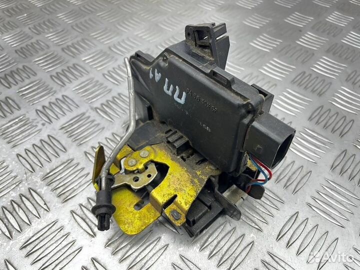 Замок двери багажника передний правый Audi A6 C5