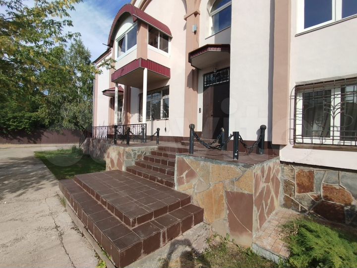 Дом 647 м² на участке 12 сот.