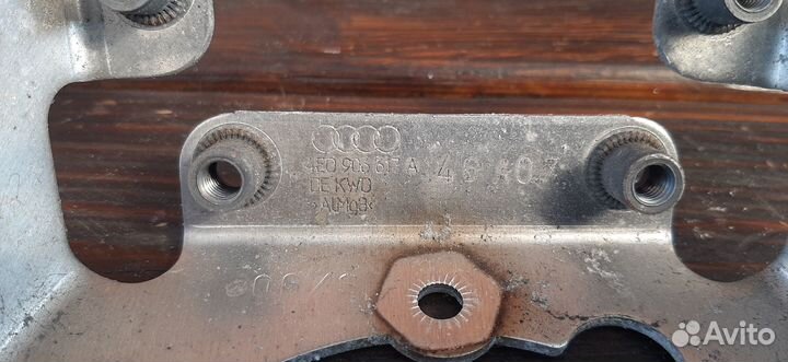 Кронштейн воздушного насоса Audi A8 D3 2008г