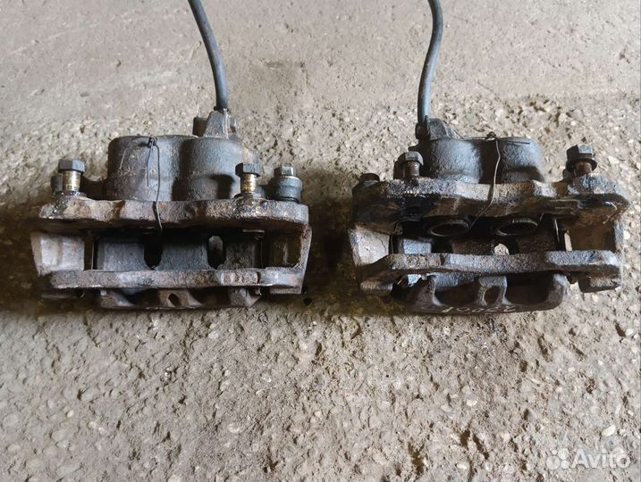 Передние суппорта Митсубиси L400 2.5D 1997 год