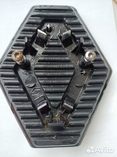 Эмблема Renault2