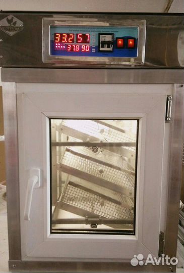 Инкубатор автоматический на 200 куриных яиц