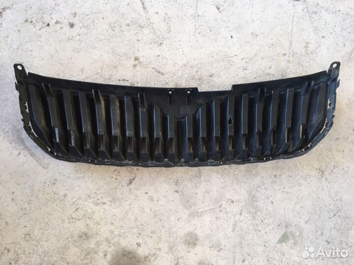 Решетка радиатора дефект Skoda Superb 2