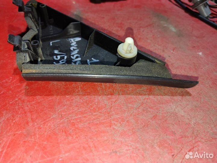 Крышка зеркала внутренняя левая Toyota Avensis