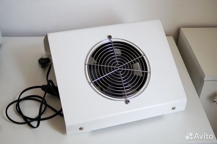 Маникюрная вытяжка Emil металлический корпус