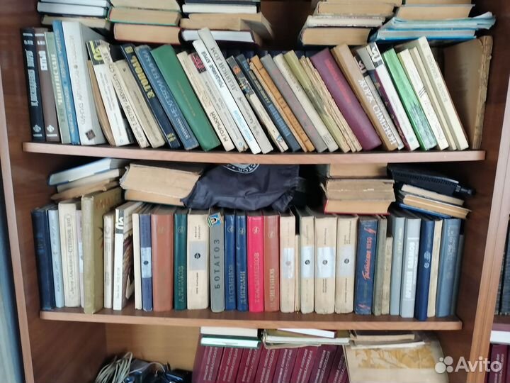 Книги очень много