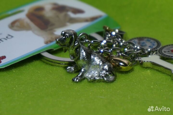 Брелки с фигурками собак разных пород