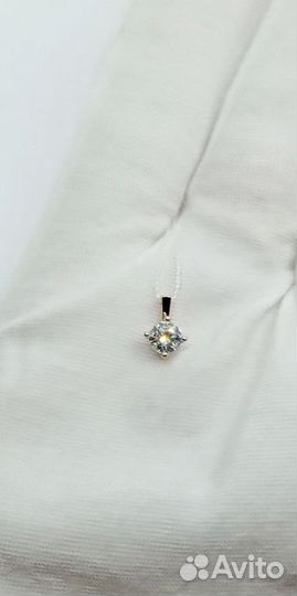 Золотая подвеска с камнем