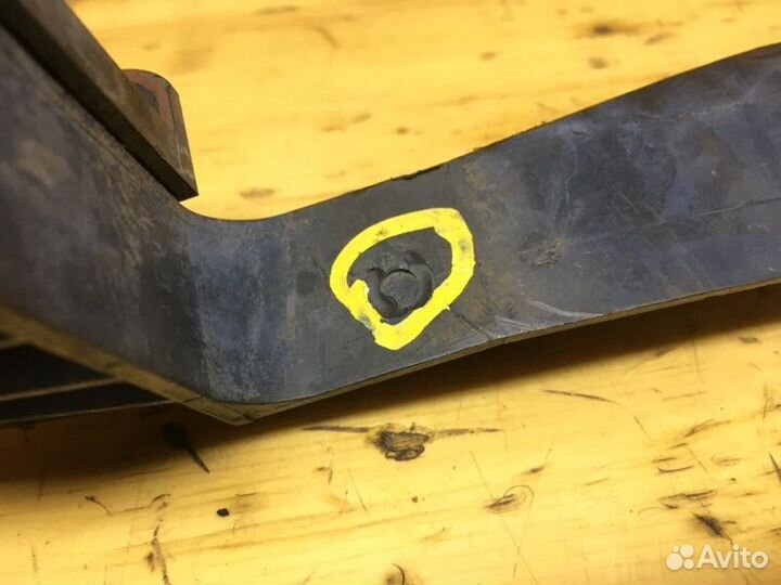 Клипса бампера передняя правая Toyota Nadia ACN10H