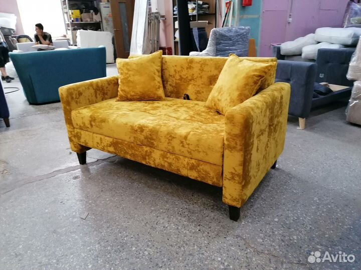 Маленький спальный диван с ящиком на ножках