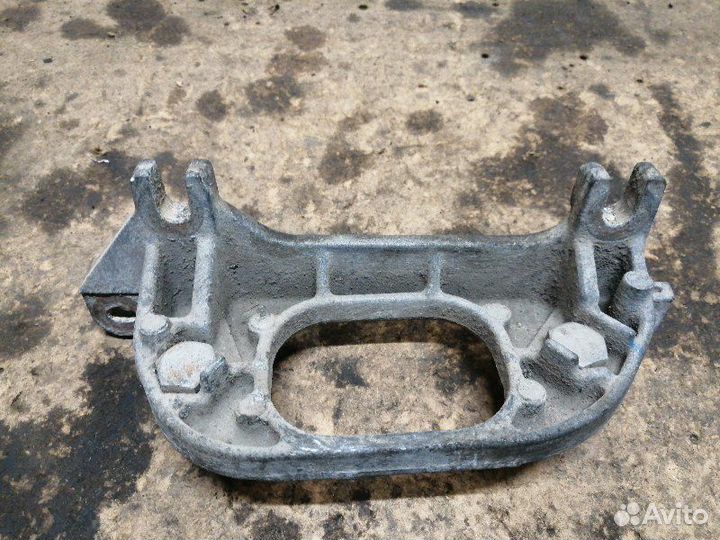 Кронштейн кпп LADA Largus LB K7M 2013