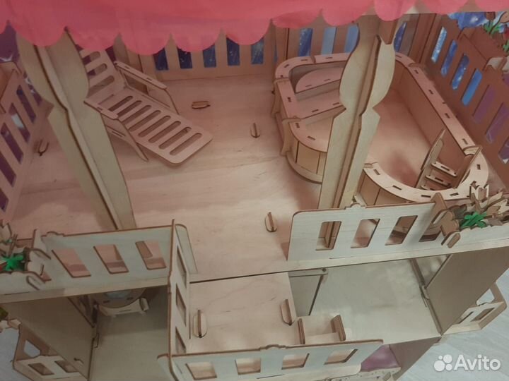 Большой кукольный домик с мебелью
