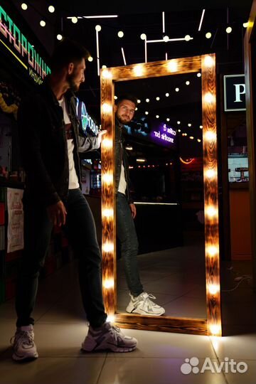 Гримерное зеркало с лампочками