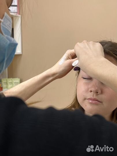 Модель на брови