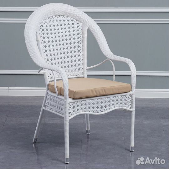 Стулья из ротанга, стол из искусственного ротанга