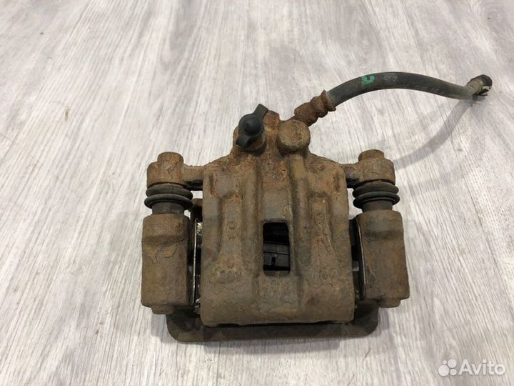 Суппорт тормозной задний левый Kia Ceed хэтчбек