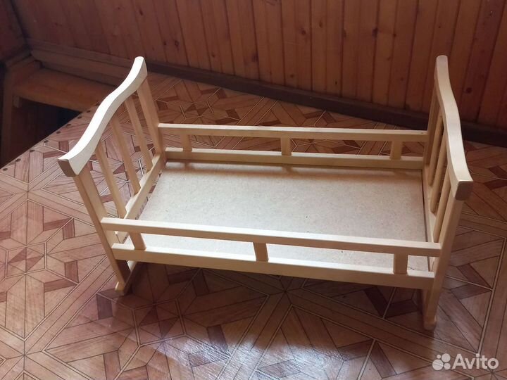 Деревянная кроватка для кукол