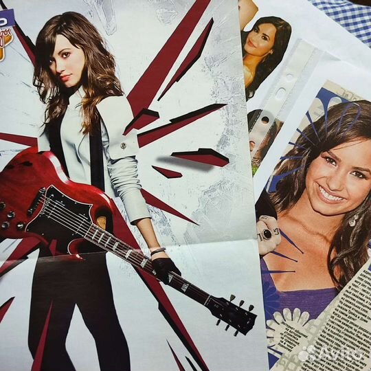 Деми Ловато: плакат, статьи, вырезки из журналов