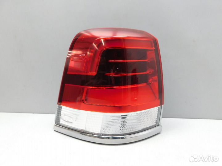 Фонарь задний наружный левый Toyota Land Cruiser