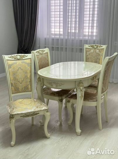 Обеденный стол и стулья
