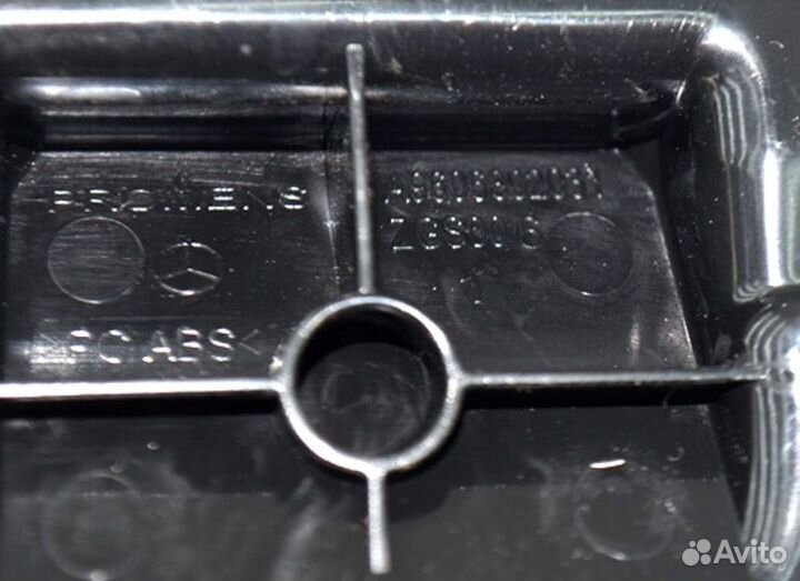 Маленькая деталь торпеды mercedes-benz Actros MP4