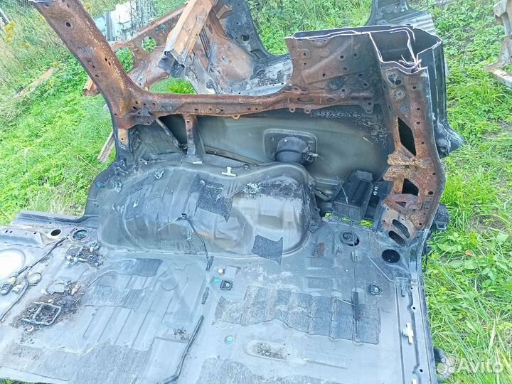 Заднее правое крыло toyota land cruiser 200