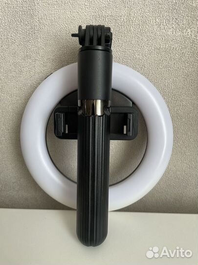 Селфи-штатив с подсветкой