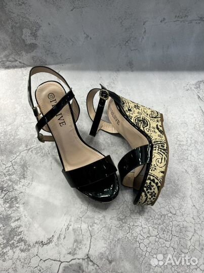 Босоножки на танкетке