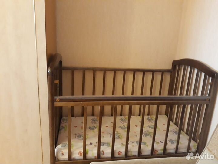 Детская кроватка с матрасом и бортиками