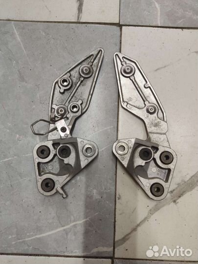 Кронштейны подножек yamaha