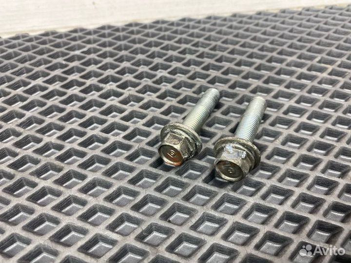 Болты кронштейна обводного ролика Honda Accord 8